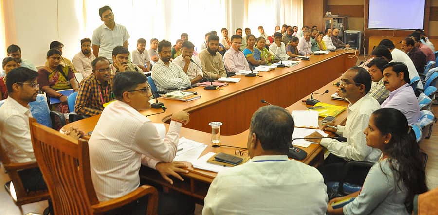 ಕೊಪ್ಪಳದಲ್ಲಿ ನಡೆದ ಆರೋಗ್ಯ ಇಲಾಖೆ ಅಧಿಕಾರಿಗಳ ಜೊತೆಗಿನ ಸಭೆಯಲ್ಲಿ ಜಿಲ್ಲಾಧಿಕಾರಿ ನಲಿನ್‌ ಅತುಲ್‌ ಮಾತನಾಡಿದರು