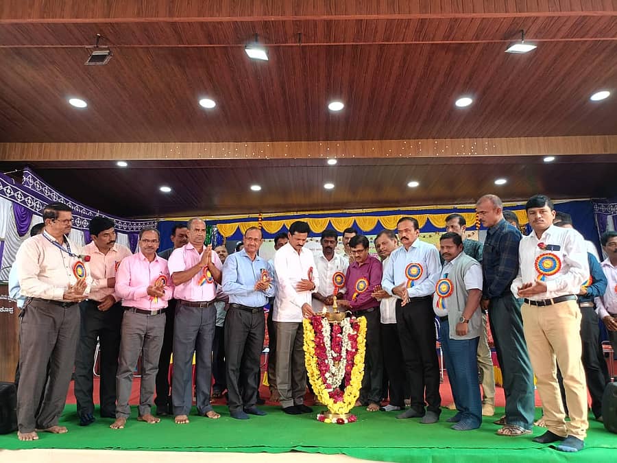 ಸಿದ್ದಾಪುರ ಪಟ್ಟಣದಲ್ಲಿ ನಡೆದ ಜಿಲ್ಲಾಮಟ್ಟದ ಪ್ರತಿಭಾ ಕಾರಂಜಿ ಕಾರ್ಯಕ್ರಮವನ್ನು ಶಾಸಕ ಭೀಮಣ್ಣ ನಾಯ್ಕ ಉದ್ಘಾಟಿಸಿದರು