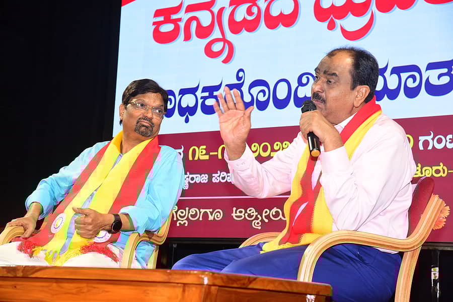 ಕಾರ್ಯಕ್ರಮದಲ್ಲಿ ಶಂಕರ ಬಿದರಿ ಮಾತನಾಡಿದರು. ಮಹೇಶ ಜೋಶಿ ಭಾಗವಹಿಸಿದ್ದಾರೆ.