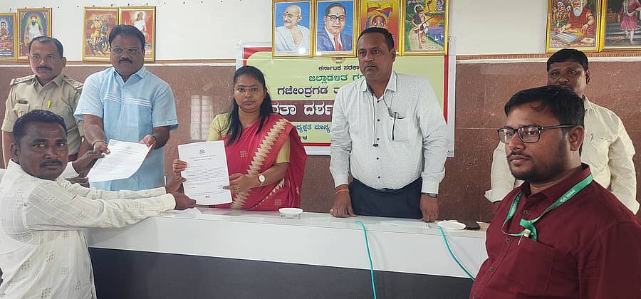 ಗಜೇಂದ್ರಗಡ ಪುರಸಭೆ ಸಭಾ ಭವನದಲ್ಲಿ ನಡೆದ ತಾಲ್ಲೂಕು ಮಟ್ಟದ ಜನತಾ ದರ್ಶನದಲ್ಲಿ ಕೃಷಿ ಇಲಾಖೆಯಿಂದ ಸಬ್ಸಿಡಿ ದರದಲ್ಲಿ ರೈತರಿಗೆ ಸ್ಪ್ರಿಂಕ್ಲರ್‌ ವಿತರಿಸಲು ಆದೇಶ ಪತ್ರಗಳನ್ನು ಜಿಲ್ಲಾಧಿಕಾರಿ ವೈಶಾಲಿ ಎಂ.ಎಲ್.‌ ವಿತರಿಸಿದರು