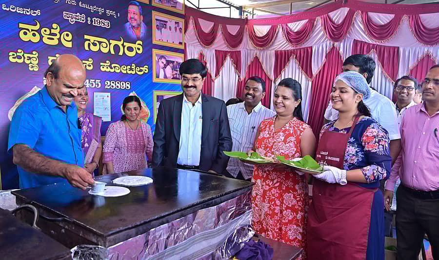 ದಾವಣಗೆರೆಯ ಎಂ.ಬಿ.ಎ. ಮೈದಾನದಲ್ಲಿ ಆಯೋಜಿಸಿರುವ ದೋಸೆ ಉತ್ಸವಕ್ಕೆ ಜಿಲ್ಲಾಧಿಕಾರಿ ಡಾ.ವೆಂಕಟೇಶ್ ಎಂ.ವಿ. ಚಾಲನೆ ನೀಡಿದರು