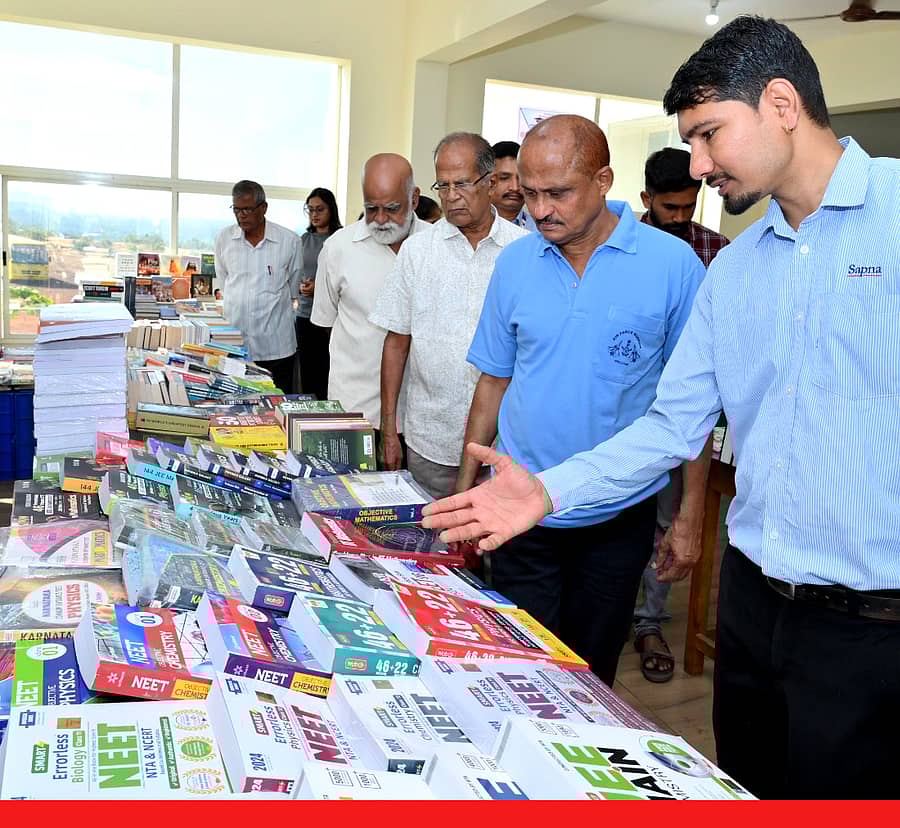 ಕುಮಟಾದ ಸರಸ್ವತಿ ಪದವಿ ಪೂರ್ವ ಕಾಲೇಜಿನಲ್ಲಿ ಗುರುವಾರ ಆರಂಭವಾದ ಮೂರು ದಿನಗಳ ಪುಸ್ತಕ ಮೇಳವನ್ನು ಶಾಲಾ ಪಠ್ಯ-ಪುಸ್ತಕ ಪರಿಶೀಲನಾ ಸಮಿತಿಯ ಅಧ್ಯಕ್ಷ ಡಾ. ಎಂ.ಜಿ. ಹೆಗಡೆ ವೀಕ್ಷಿಸಿದರು