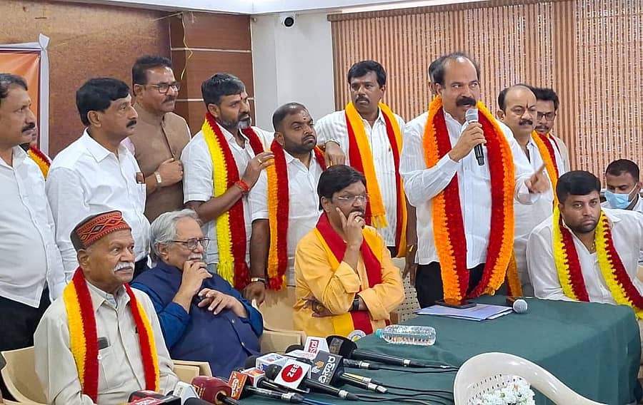 ಸಭೆಯಲ್ಲಿ ಪ್ರವೀಣ್ ಶೆಟ್ಟಿ ಮಾತನಾಡಿದರು. ಹಂ.ಪ. ನಾಗರಾಜಯ್ಯ, ದೊಡ್ಡರಂಗೇಗೌಡ, ಮಹೇಶ ಜೋಶಿ ಹಾಗೂ ಕನ್ನಡ ಪರ ಸಂಘಟನೆಗಳ ಪ್ರತಿನಿಧಿಗಳು ಭಾಗವಹಿಸಿದ್ದರು.