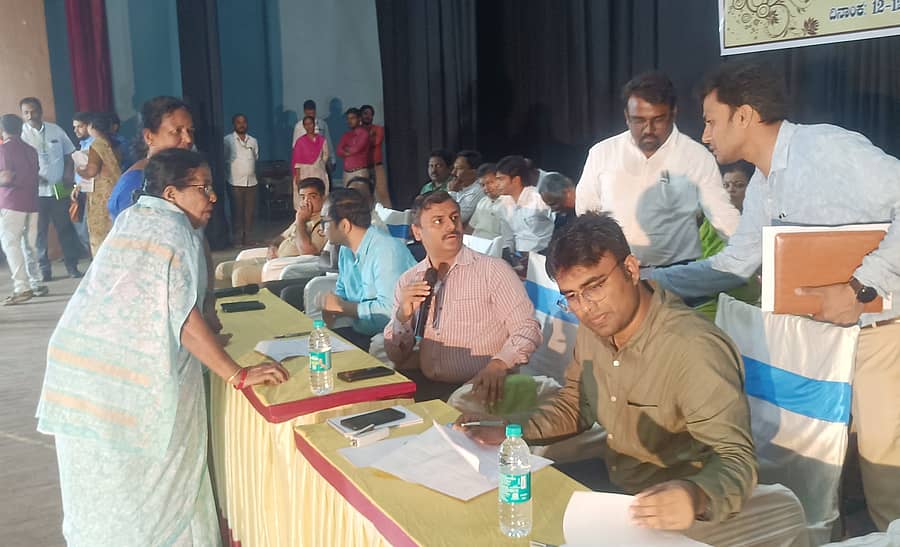 ಶಿಕಾರಿಪುರದ ಸಾಂಸ್ಕೃತಿಕ ಭವನದಲ್ಲಿ ಮಂಗಳವಾರ ಜಿಲ್ಲಾಡಳಿತ ಆಯೋಜಿಸಿದ್ದ ಜನತಾ ದರ್ಶನ ಕಾರ್ಯಕ್ರಮದಲ್ಲಿ ಜಿಲ್ಲಾಧಿಕಾರಿ ಡಾ.ಸೆಲ್ವಮಣಿ ಸಾರ್ವಜನಿಕರಿಂದ ಅಹವಾಲು ಸ್ವೀಕರಿಸಿದರು