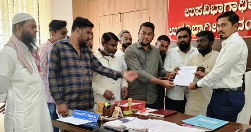 <div class="paragraphs"><p>ಇಂಡಿ ಪ್ರತ್ಯೇಕ ಜಿಲ್ಲೆ ಘೋಷಣೆಗೆ ಆಗ್ರಹಿಸಿ, ಪಟ್ಟಣದ ಬುಶ್ರಾ ಲಿಬ್ರಲ್ ಎಜ್ಯಕೇಷನ ಅಸೋಸಿಯೇಷನ್ ಇಂಡಿ (ರಿ) ವತಿಯಿಂದ ಶುಕ್ರವಾರ ಮಿನಿ ವಿಧಾನಸೌಧ ಎದುರು ಪ್ರತಿಭಟನೆ ನಡೆಸಿ ಉಪ ವಿಭಾಗಾಧಿಕಾರಿ ಅಬಿದ್ ಗದ್ಯಾಳ ಅವರಿಗೆ ಮನವಿ ಸಲ್ಲಿಸಲಾಯಿತು. </p></div>