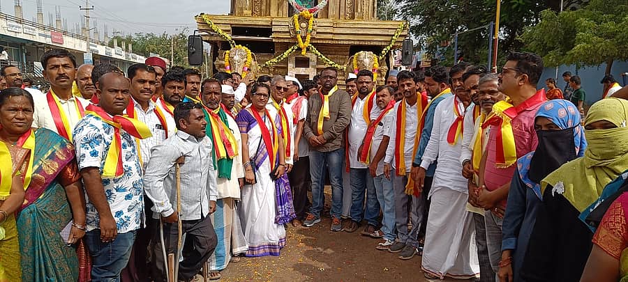 ತಾವರಗೇರಾ ಪಟ್ಟಣದಲ್ಲಿ ಸೋಮವಾರ ಕನ್ನಡ ರಥಯಾತ್ರೆಯನ್ನು ಸ್ವಾಗತಿಸಲಾಯಿತು