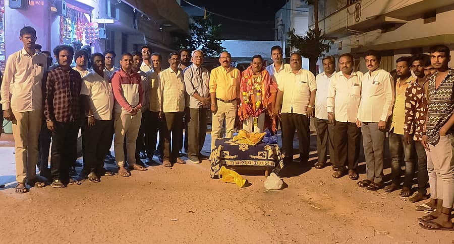 ಯಾದಗಿರಿ ರೈಲು ನಿಲ್ದಾಣ ಸಲಹಾ ಸಮಿತಿಗೆ ನಾಮ ನಿರ್ದೇಶನ ಸದಸ್ಯರಾಗಿ ನೇಮಕಗೊಂಡಿರುವ ಬಿಜೆಪಿ ಮುಖಂಡ ಹಣಮಂತ ಮಡ್ಡಿಯವರಿಗೆ ಸ್ಟೇಷನ್ ಬಡಾವಣೆಯ ಶಿವನಗರದಲ್ಲಿ ಗೆಳೆಯರ ಬಳಗದಿಂದ ಸನ್ಮಾನಿಸಲಾಯಿತು