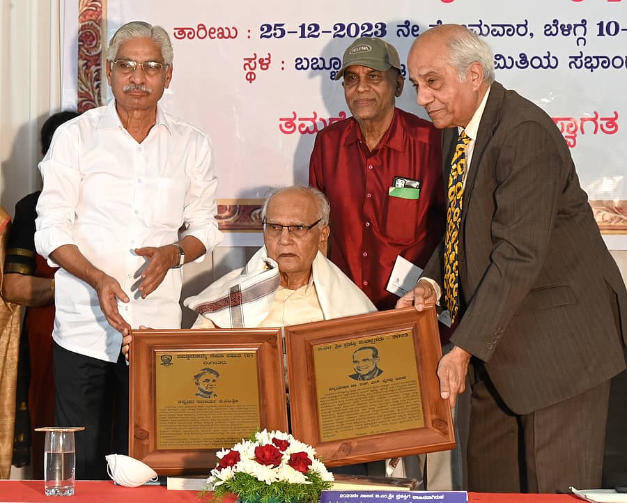 <div class="paragraphs"><p>ಬಬ್ಬೂರುಕಮ್ಮೆ ಸೇವಾ ಸಮಿತಿ ನೀಡುವ ‘ಆಚಾರ್ಯ ಬಿಎಂಶ್ರೀ’ ಗೌರವ ಪ್ರಶಸ್ತಿಯನ್ನು ಕಾದಂಬರಿಕಾರ ಎಸ್.ಎಲ್. ಭೈರಪ್ಪ ಅವರಿಗೆ ಪ್ರದಾನ ಮಾಡಲಾಯಿತು. ಸಮಿತಿ ಅಧ್ಯಕ್ಷ ಎ.ವಿ. ಪ್ರಸನ್ನ, ಕಾರ್ಯದರ್ಶಿ ಎನ್. ಸತ್ಯಪ್ರಕಾಶ್, ಸುಪ್ರೀಂ ಕೋರ್ಟಿನ ವಿಶ್ರಾಂತ ನ್ಯಾಯಮೂರ್ತಿ ಬಿ.ಎನ್. ಶ್ರೀಕೃಷ್ಣ ಇದ್ದರು.</p></div>