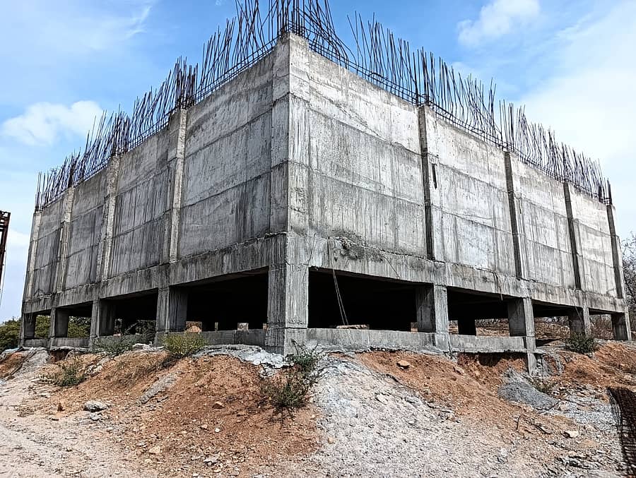 ಹಂಪಿ ವಿಶ್ವವಿದ್ಯಾಲಯ ಕ್ಯಾಂಪಸ್ನಲ್ಲಿ ಅರ್ಧ ನಿರ್ಮಾಣವಾಗಿ ನಿಂತಿರುವ 8 ಲಕ್ಷ ಲೀಟರ್ ಸಂಗ್ರಹ ಸಾಮರ್ಥ್ಯದ ಓವರ್ಹೆಡ್ ಟ್ಯಾಂಕ್