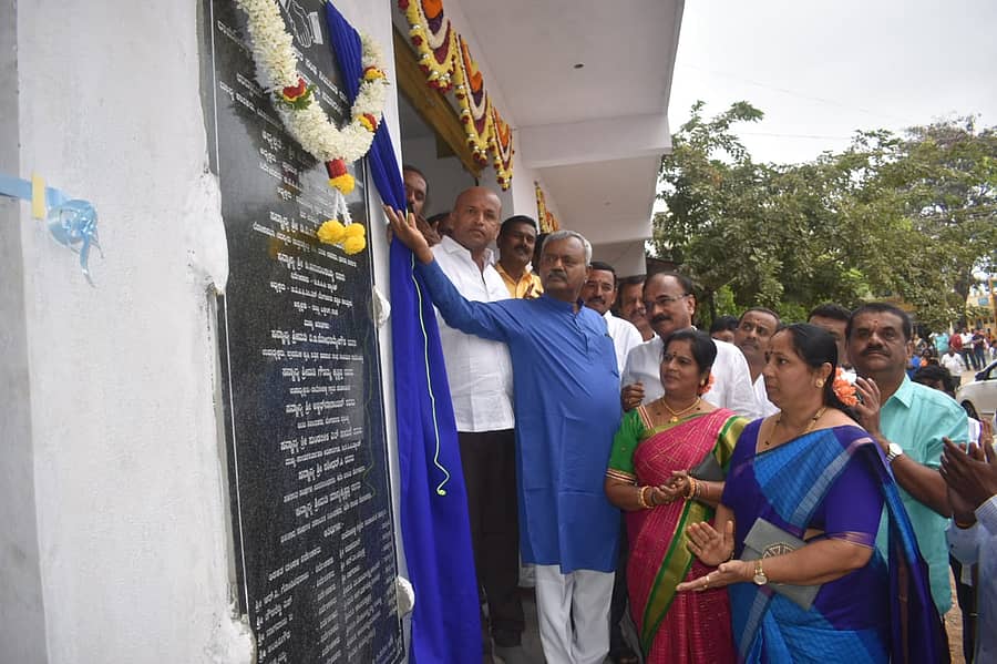 ರಾಮೋಹಳ್ಳಿಯಲ್ಲಿ ₹ 46 ಲಕ್ಷ ವೆಚ್ಚದಲ್ಲಿ ನಿರ್ಮಿಸಿರುವ ರೈತ ಸೇವಾ ಸಹಕಾರ ಬ್ಯಾಂಕ್ ಕಟ್ಟಡವನ್ನು ಶಾಸಕ ಎಸ್.ಟಿ.ಸೋಮಶೇಖರ್, ಬ್ಯಾಂಕ್ ಅಧ್ಯಕ್ಷ ವಿ.ವೇಣುಗೋಪಾಲ್ ಲೋಕಾರ್ಪಣೆ ಮಾಡಿದರು.