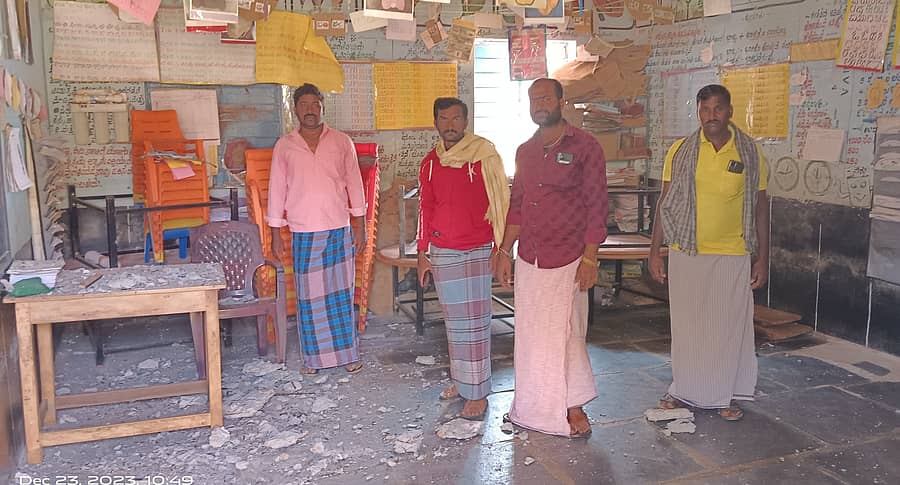 ಅರಸೀಕೆರೆ ಹೋಬಳಿಯ ಚಟ್ನಿಹಳ್ಳಿ ಗ್ರಾಮದ ಸರ್ಕಾರಿ ಹಿರಿಯ ಪ್ರಾಥಮಿಕ ಶಾಲೆಯ ಕೊಠಡಿಗಳು ಬಿರುಕು ಬಿಟ್ಟಿದ್ದು, ಮೇಲ್ಚಾವಣಿ ಕುಸಿಯುತ್ತಿರುವುದನ್ನು ತೋರಿಸಿದ ಗ್ರಾಮಸ್ಥರು