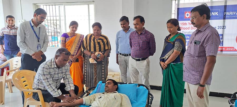 ಅಫಜಲಪುರ ಪಟ್ಟಣದ ಎಚ್.ಡಿ.ಎಫ್.ಸಿ ಬ್ಯಾಂಕಿನಲ್ಲಿ ರಕ್ತದಾನ ಶಿಬಿರವನ್ನು ಭಾನುವಾರ ಪುರಸಭೆಯ ಮುಖ್ಯ ಅಧಿಕಾರಿ ವಿಜಯ ಮಹಾಂತೇಶ್ ಹೂಗಾರ ಉದ್ಘಾಟಿಸಿದರು