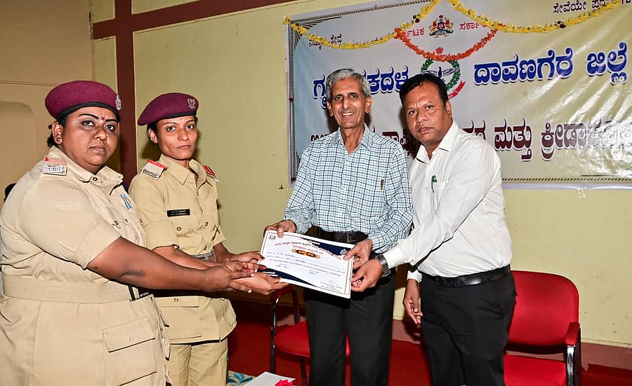 <div class="paragraphs"><p>ದಾವಣಗೆರೆಯ ಗೃಹರಕ್ಷಕ ದಳದ ಕಚೇರಿಯಲ್ಲಿ ಶುಕ್ರವಾರ ನಡೆದ ಜಿಲ್ಲಾಮಟ್ಟದ ವಾರ್ಷಿಕ ಕ್ರೀಡಾಕೂಟದ ಸಮಾರೋಪದಲ್ಲಿ ರೈಫಲ್ ಡ್ರೀಲ್‌ನಲ್ಲಿ ಪ್ರಥಮ ಸ್ಥಾನ ಪಡೆದ ಡಿ.ಮಂಗಳಾ ಮತ್ತು ಎಂ.ಸಿ. ಮಂಜುಳಾ ಅವರಿಗೆ ವ್ಯಂಗ್ಯಚಿತ್ರಕಾರ ಎಚ್.ಬಿ. ಮಂಜುನಾಥ್ ಅವರು ಪ್ರಶಸ್ತಿಪತ್ರ ವಿತರಿಸಿದರು</p></div>