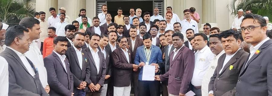 ಚಿಕ್ಕಮಗಳೂರಿನಲ್ಲಿ ನಡೆದ ವಕೀಲರ ಮೇಲಿನ ಹಲ್ಲೆ ಖಂಡಿಸಿ ಇಂಡಿ ವಕೀಲರ ಸಂಘದ ಪದಾಧಿಕಾರಿಗಳು ಬುಧವಾರ ಕಂದಾಯ ಉಪವಿಭಾಗಾಧಿಕಾರಿ ಅಬೀದ್ ಗದ್ಯಾಳ ಅವರಿಗೆ ಮನವಿ ಸಲ್ಲಿಸಿದರು