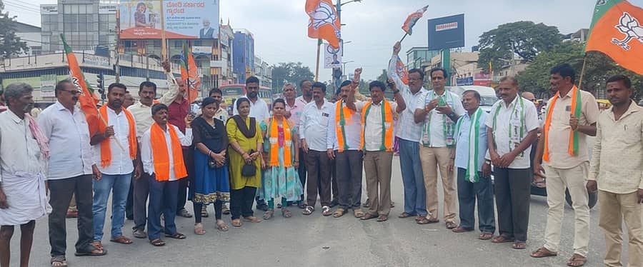 ಕಾಂಗ್ರೆಸ್ನ ರಾಜ್ಯಸಭಾ ಸದಸ್ಯ ಧೀರಜ್ ಪ್ರಸಾದ್ ಸಾಹು ಅವರ ಬಂಧನಕ್ಕೆ ಆಗ್ರಹಿಸಿ, ರಾಮನಗರದ ಐಜೂರು ವೃತ್ತದಲ್ಲಿ ಬಿಜೆಪಿ ಮತ್ತು ಜೆಡಿಎಸ್ ಕಾರ್ಯಕರ್ತರು ಸೋಮವಾರ ಪ್ರತಿಭಟನೆ ನಡೆಸಿದರು