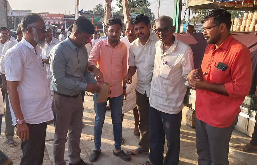 <div class="paragraphs"><p>ಜೇವರ್ಗಿಯಲ್ಲಿ ₹ 3 ಸಾವಿರ ಲಂಚ ಪಡೆಯುತ್ತಿದ್ದ ಹರನೂರು ಗ್ರಾ.ಪಂ. ಬಿಲ್ ಕಲೆಕ್ಟರ್ ಬಾಬುರಾವ (ಬಲದಿಂದ ಎರಡನೇಯವರು) ಎಂಬುವವರನ್ನು ಲೋಕಾಯುಕ್ತ ಪೊಲೀಸರು ಬಂಧಿಸಿದರು</p></div>