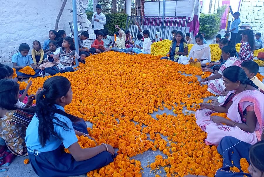 ಕಾಳಗಿ ತಾಲ್ಲೂಕಿನ ಸುಗೂರ ವೆಂಕಟೇಶ್ವರ ಸ್ವಾಮಿ ದೇವಸ್ಥಾನದಲ್ಲಿ ಮಹಿಳೆಯರು, ಮಕ್ಕಳು ಶುಕ್ರವಾರ ಹೂವಿನ ಹಾರ ಪೋಣಿಸಿದರು