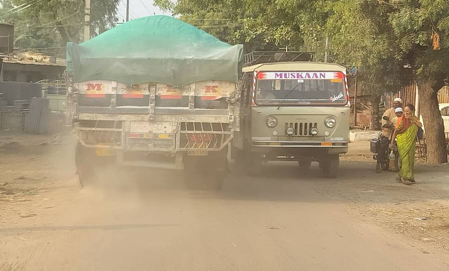 <div class="paragraphs"><p>ಗುಳೇದಗುಡ್ಡ ಪಟ್ಟಣದ ಮುಖ್ಯ ರಸ್ತೆಯಲ್ಲಿ ರಸ್ತೆ ಮೇಲೇ ಉಸುಕು,ಮತ್ತು ಮಣ್ಣು ಬಿದ್ದಿರುವುದರಿಂದ ವಾಹನ ಸಂಚಾರದಿಂದ ಧೂಳು ಎದ್ದಿರುವುದು.</p></div>