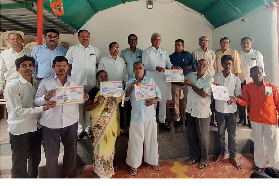 ತೇರದಾಳ ಮತಕ್ಷೇತ್ರದ ಶಾಸಕ ಸಿದ್ದು ಸವದಿ ಕಾರ್ಯಾಲಯದಲ್ಲಿ ಕೈ ಮಗ್ಗ ಮತ್ತ ಜವಳಿ ಇಲಾಖೆಯಿಂದ ನೇಕಾರರಿಗೆ ಗುರುತಿನ ಚೀಟಿಗಳನ್ನು ಶಾಸಕ ಸಿದ್ದು ಸವದಿ ವಿತರಿಸಲಾಯಿತು