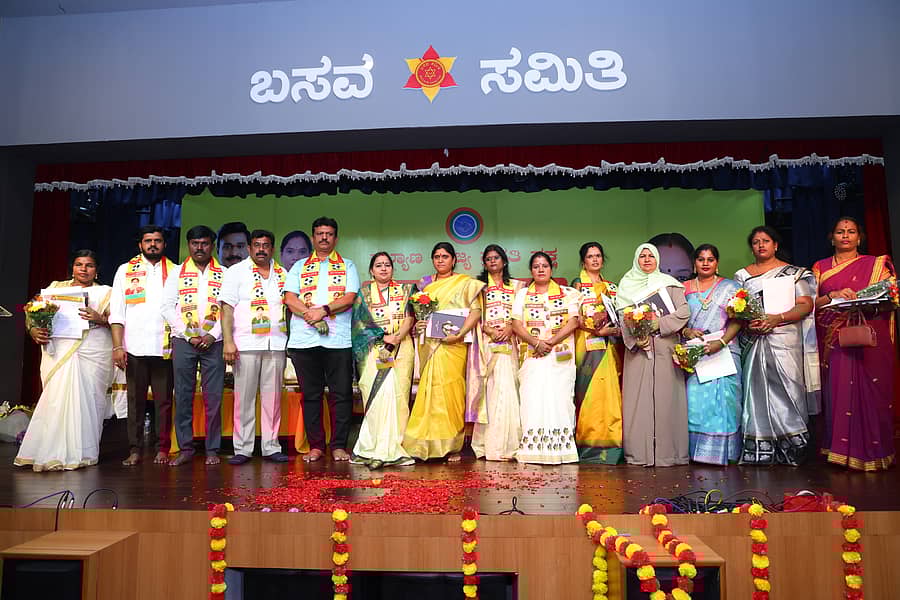 ನಗರದಲ್ಲಿ ಭಾನುವಾರ ನಡೆದ ಕಲ್ಯಾಣ ರಾಜ್ಯ ಪ್ರಗತಿ ಪಕ್ಷದ ಕಾರ್ಯಕ್ರಮದಲ್ಲಿ ಪಕ್ಷದ ಮುಖಂಡರು ಹಾಗೂ ಮಹಿಳಾ ಘಟಕದ ಪದಾಧಿಕಾರಿಗಳು ಪಾಲ್ಗೊಂಡಿದ್ದರು.