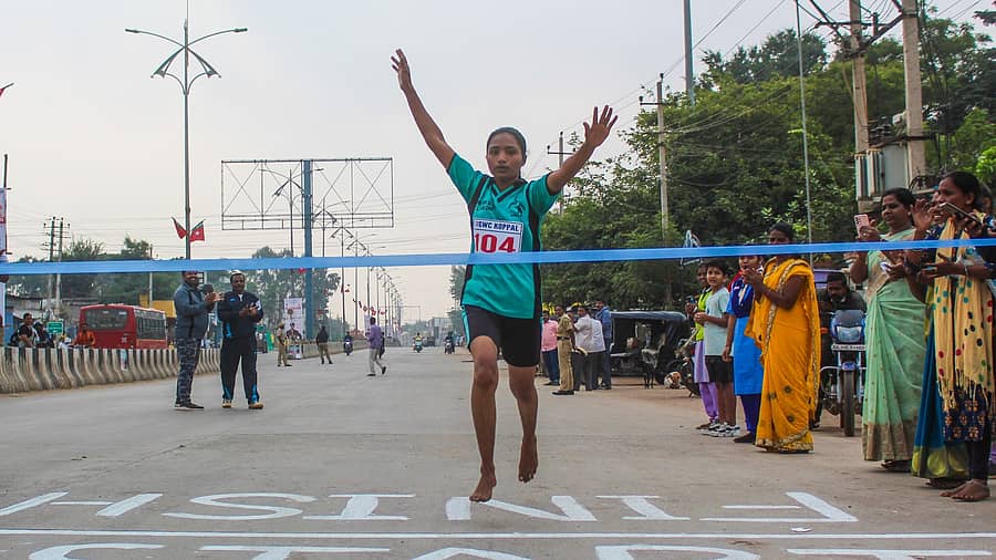 <div class="paragraphs"><p>ಸ್ಪರ್ಧೆ ಪೂರ್ಣಗೊಳಿಸಿದ ಖುಷಿಯಲ್ಲಿ ಕಾವ್ಯ ಎನ್‌. –ಪ್ರಜಾವಾಣಿ ಚಿತ್ರಗಳು/ಭರತ್‌ ಕಂದಕೂರ</p></div>