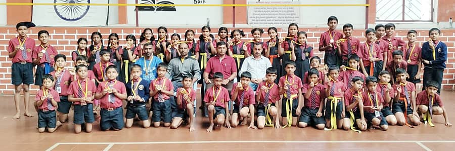 ಈಚೆಗೆ ಆಯೋಜಿಸಲಾದ ಕರಾಟೆ ಪರೀಕ್ಷೆಯಲ್ಲಿ ಪದಕ ಮತ್ತು ವಿವಿಧ ಬೆಲ್ಟ್ ಗಳನ್ನು ಪಡೆದುಕೊಂಡ ನಾಪೋಕ್ಲು ಸಮೀಪದ ಚೇರಂಬಾಣೆಯ ರಾಜರಾಜೇಶ್ವರಿ ಆಂಗ್ಲ ಮಾಧ್ಯಮ ಪ್ರೌಢಶಾಲೆಯ ವಿದ್ಯಾರ್ಥಿಗಳು.