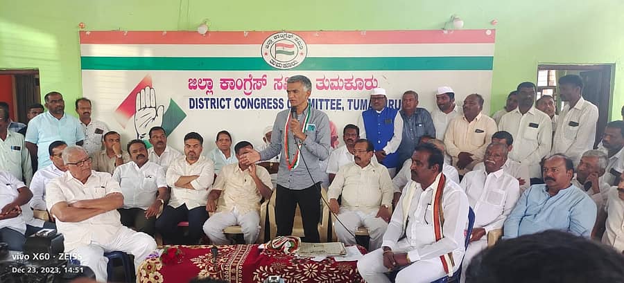 ತುಮಕೂರು ಕಾಂಗ್ರೆಸ್ ಕಚೇರಿಯಲ್ಲಿ ಶನಿವಾರ ನಡೆದ ಸಭೆಯಲ್ಲಿ ಕಂದಾಯ ಸಚಿವ ಕೃಷ್ಣಬೈರೇಗೌಡ ಮಾತನಾಡಿದರು. ಶಾಸಕರಾದ ಡಾ.ಎಚ್.ಡಿ.ರಂಗನಾಥ್, ಎಚ್.ವಿ.ವೆಂಕಟೇಶ್, ಎಸ್.ಆರ್.ಶ್ರೀನಿವಾಸ್, ಕೆ.ಷಡಾಕ್ಷರಿ, ಜಿಲ್ಲಾ ಘಟಕದ ಅಧ್ಯಕ್ಷ ಚಂದ್ರಶೇಖರ್ಗೌಡ, ಆರ್.ನಾರಾಯಣ್ ಮೊದಲಾದವರು ಉಪಸ್ಥಿತರಿದ್ದರು