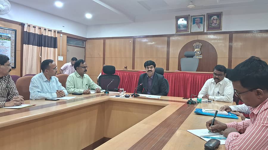 ದಾವಣಗೆರೆಯ ಜಿಲ್ಲಾಧಿಕಾರಿ ಕಚೇರಿ ಸಭಾಂಗಣದಲ್ಲಿ ಮಂಗಳವಾರ ನಡೆದ ಜಿಲ್ಲಾ ಮಟ್ಟದ ಕೋವಿಡ್‌ ಸಲಹಾ ಸಮಿತಿ ಸಭೆಯಲ್ಲಿ ಜಿಲ್ಲಾಧಿಕಾರಿ ಡಾ.ವೆಂಕಟೇಶ್‌ ಎಂ.ವಿ. ಮಾತನಾಡಿದರು