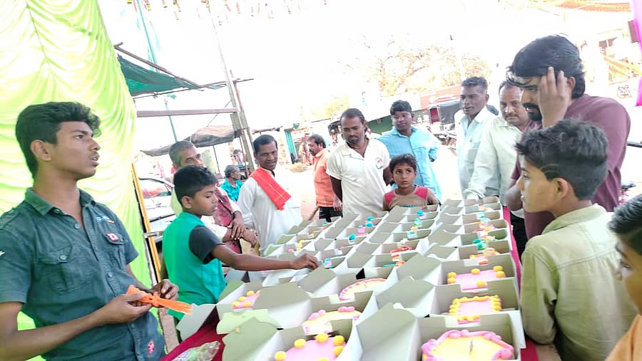 ಖಟಕಚಿಂಚೋಳಿ ಗ್ರಾಮದ ಬೇಕರಿ ಎದುರು ಹೊಸ ವರ್ಷದ ಅಂಗವಾಗಿ ವಿವಿಧ ಬಗೆಯ ಕೇಕ್ಗಳನ್ನು ಸಿದ್ಧಪಡಿಸಿ ಮಾರಾಟಕ್ಕೆ ಇಟ್ಟಿರುವುದು