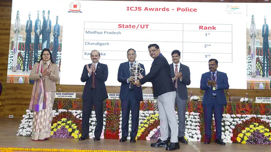 ದೆಹಲಿಯಲ್ಲಿ ನಡೆದ ಸಮಾರಂಭದಲ್ಲಿ ಹೆಚ್ಚುವರಿ ಪೊಲೀಸ್ ಮಹಾನಿರ್ದೇಶಕ (ಪೊಲೀಸ್ ಗಣಕ ವಿಭಾಗ) ಪ್ರಣವ ಮೊಹಂತಿ ಅವರು ಪ್ರಶಸ್ತಿ ಸ್ವೀಕರಿಸಿದರು.