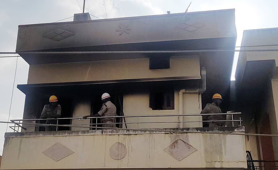 ಬೆಂಕಿ ನಂದಿಸುತ್ತಿರುವ ಅಗ್ನಿಶಾಮಕ ಸಿಬ್ಬಂದಿ