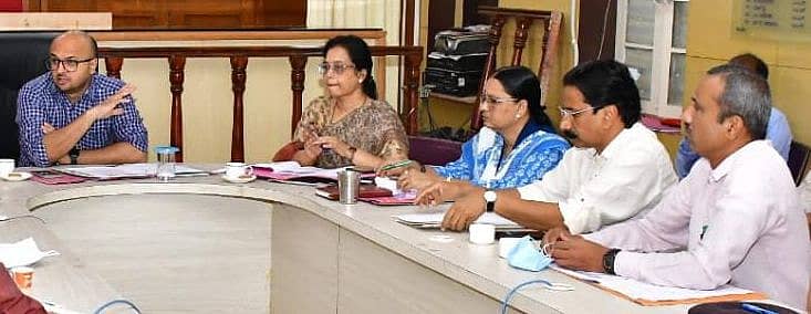 ಧಾರವಾಡದಲ್ಲಿ ಶುಕ್ರವಾರ ಏರ್ಪಡಿಸಿದ್ದ ಸಭೆಯಲ್ಲಿ ಜಿಲ್ಲಾಧಿಕಾರಿ ಗುರುದತ್ತ ಹೆಗಡೆ ಮಾತನಾಡಿದರು