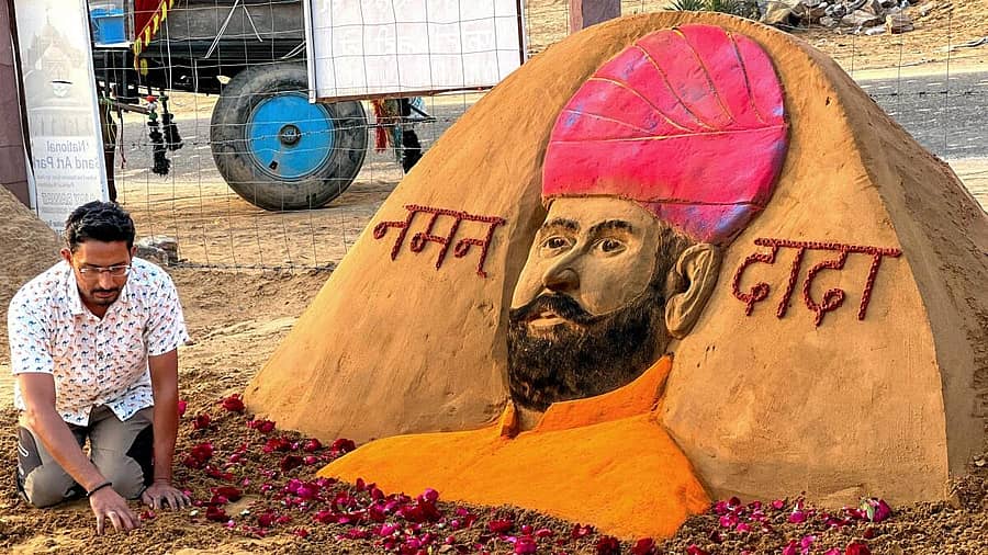 <div class="paragraphs"><p>ಕಲಾವಿದರೊಬ್ಬರು ರಾಷ್ಟ್ರೀಯ ರಜಪೂತ ಕರ್ಣಿ ಸೇನೆಯ ಅಧ್ಯಕ್ಷ ಸುಖದೇವ್ ಸಿಂಗ್ ಗೊಗಮೆಡಿ ಅವರಿಗೆ ಗೌರವ ಸಲ್ಲಿಸಲು ಮರಳು ಕಲೆಯನ್ನು ರಚಿಸಿದ್ದಾರೆ</p></div>