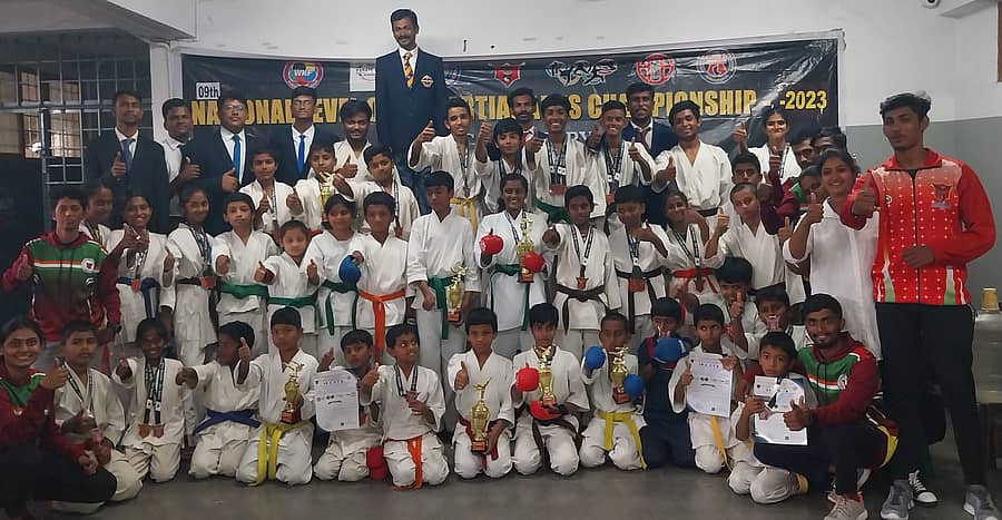 ಆನೇಕಲ್ ತಾಲ್ಲೂಕಿನ ಚಂದಾಪುರದಲ್ಲಿ ಆಯೋಜಿಸಿದ್ದ ರಾಷ್ಟ್ರೀಯ ಮಾರ್ಷಿಯಲ್ ಆರ್ಟ್ಸ್ ಚಾಂಪಿಯನ್ಶಿಪ್ನಲ್ಲಿ ವಿವಿಧ ವಿಭಾಗಗಳಲ್ಲಿ ವಿಜೇತರಾದ ವಿದ್ಯಾರ್ಥಿಗಳಿಗೆ ಬಹುಮಾನ ವಿತರಿಸಲಾಯಿತು