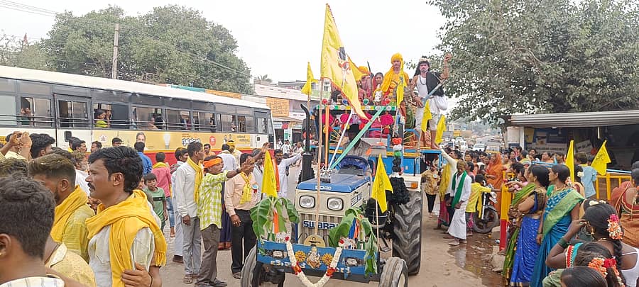 ತಾವರಗೇರಾ ಪಟ್ಟಣದಲ್ಲಿ ಭಾನುವಾರ ಹಾಲುಮತ ಸಮಾಜದ ವತಿಯಿಂದ ಕನಕದಾಸ ಜಯಂತಿ ಪ್ರಯುಕ್ತ ಮಹಿಳೆಯರ ಕುಂಭ, ಕಳಸ ಮತ್ತು ಸ್ತಭ್ದ ಚಿತ್ರ ಮೆರವಣಿಗೆ ನಡೆಯಿತು.