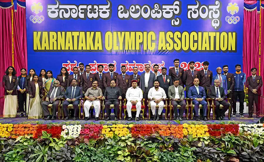 ರಾಜ್ಯಭವನದಲ್ಲಿ ನಡೆದ ಸಮಾರಂಭದಲ್ಲಿ ಕರ್ನಾಟಕ ಒಲಿಂಪಿಕ್ಸ್ ಸಂಸ್ಥೆ ವಾರ್ಷಿಕ ಪ್ರಶಸ್ತಿಯನ್ನು ಕ್ರೀಡಾಪಟುಗಳು, ಕ್ರೀಡಾ ಆಡಳಿತಗಾರರಿಗೆ ಪ್ರದಾನ ಮಾಡಲಾಯಿತು. ಕೆಒಎ ಅಧ್ಯಕ್ಷ ಕೆ.ಗೋವಿಂದರಾಜ್, ಗೃಹ ಸಚಿವ ಜಿ.ಪರಮೇಶ್ವರ್, ರಾಜ್ಯಪಾಲ ಥಾವರ್ ಚಂದ್ ಗೆಹಲೋತ್, ಯುವ ಸಬಲೀಕರಣ ಮತ್ತು ಕ್ರೀಡಾ ಸಚಿವ ಬಿ.ನಾಗೇಂದ್ರ ಇದ್ದಾರೆ. – ಪ್ರಜಾವಾಣಿ ಚಿತ್ರ, ವಿ.ಪುಷ್ಕರ್