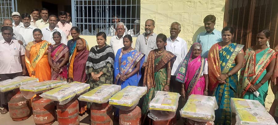 ಹುಕ್ಕೇರಿ ತಾಲ್ಲೂಕಿನ ಅಮ್ಮಿನಭಾವಿಯಲ್ಲಿ ಗುರುವಾರ ಬಿಡಿಸಿಸಿ ಬ್ಯಾಂಕ್ ಅಧ್ಯಕ್ಷ ರಮೇಶ್ ಕತ್ತಿ ಉಜ್ವಲ್ ಯೋಜನೆಯಡಿ ಫಲಾನುಭವಿಗಳಿಗೆ ಉಚಿತ ಒಲೆ ಮತ್ತು ಗ್ಯಾಸ್ ಸಿಲಿಂಡರ್ ವಿತರಿಸಿದರು