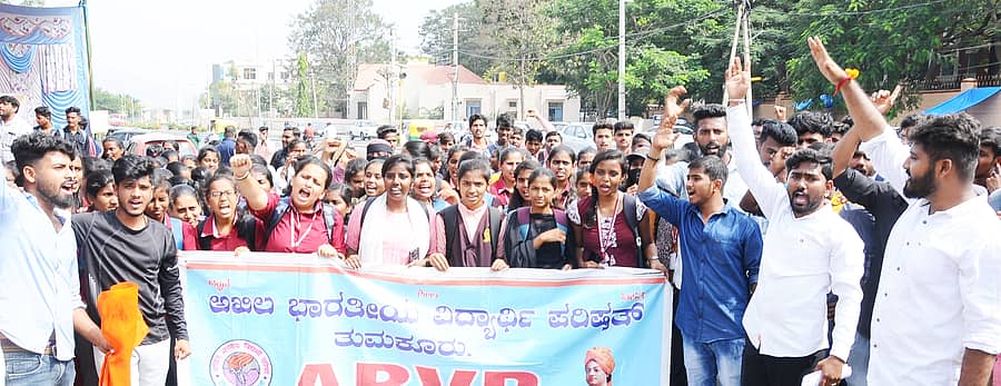 ತುಮಕೂರು ಜಿಲ್ಲಾಧಿಕಾರಿ ಕಚೇರಿ ಮುಂಭಾಗ ಶುಕ್ರವಾರ ಅತಿಥಿ ಉಪನ್ಯಾಸಕರ ಬೇಡಿಕೆಗಳನ್ನು ಈಡೇರಿಸುವಂತೆ ಒತ್ತಾಯಿಸಿ ಎಬಿವಿಪಿ ನೇತೃತ್ವದಲ್ಲಿ ವಿದ್ಯಾರ್ಥಿಗಳು ಪ್ರತಿಭಟನೆ ನಡೆಸಿದರು