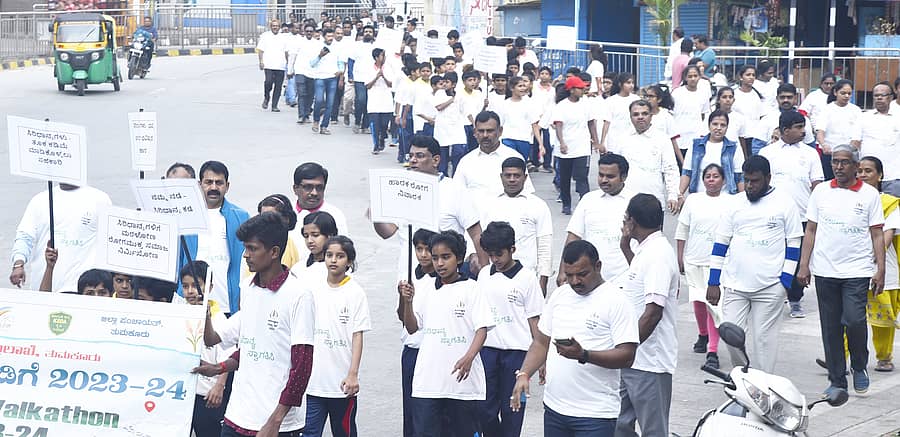 ತುಮಕೂರಿನಲ್ಲಿ ಸೋಮವಾರ ಕೃಷಿ ಇಲಾಖೆಯಿಂದ ಸಿರಿ ಧಾನ್ಯ ಮೇಳದ ಅಂಗವಾಗಿ ಸಿರಿ ಧಾನ್ಯ ನಡಿಗೆ ನಡೆಯಿತು