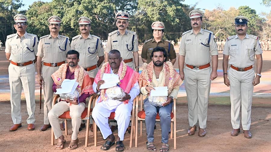 <div class="paragraphs"><p>ಹೊಸ ವಂಟಮೂರಿ ನಿವಾಸಿಗಳಾದ ಜಹಾಂಗೀರ್ ತಹಶೀಲ್ದಾರ್‌, ವಾಸೀಮ್ ಮಕಾನದಾರ ಹಾಗೂ ಗ್ರಾಮ ಪಂಚಾಯಿತಿ ಅಧ್ಯಕ್ಷ ಸಿದ್ದಪ್ಪ ಹೊಳ್ಳಿಕಾರ ಅವರಿಗೆ ನಗರ ಪೊಲೀಸ್‌ ಆಯುಕ್ತ ಎಸ್‌.ಎನ್‌. ಸಿದ್ರಾಮಪ್ಪ ಪ್ರಶಂಸಾ ಪತ್ರ ನೀಡಿ ಗೌರವಿಸಿದರು.</p></div>