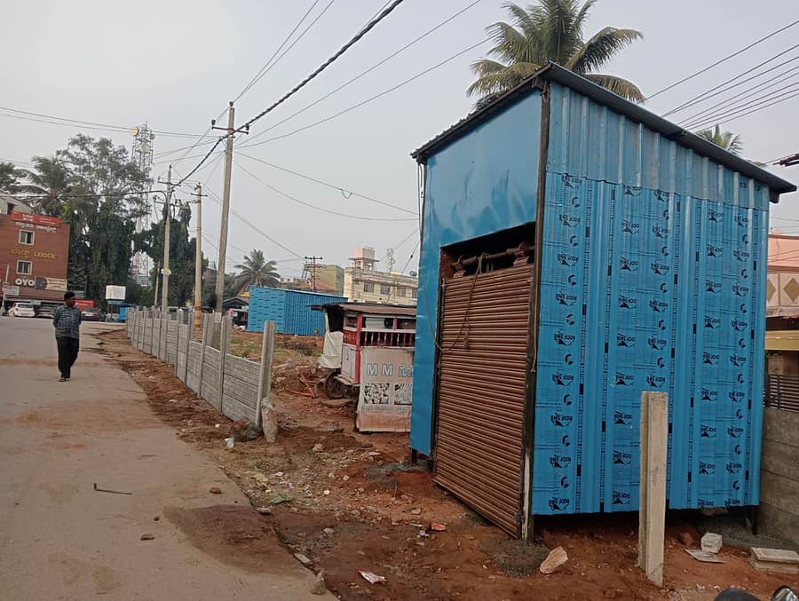 ಸರ್ಕಾರಿ ನಿವೇಶನದಲ್ಲಿ ತಲೆ ಎತ್ತಿರುವ ಅಂಗಡಿ ಮತ್ತು ಕಾಂಪೌಂಡ್