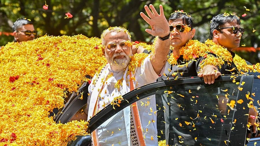 ಮಾರ್ಚ್ 12ರಂದು ಮಂಡ್ಯದಲ್ಲಿ ನಡೆದ ರೋಡ್ಶೋನಲ್ಲಿ ಜನರತ್ತ ಕೈ ಬೀಸಿದ ಪ್ರಧಾನಿ ನರೇಂದ್ರ ಮೋದಿ