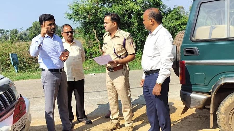 ಉಪವಿಭಾಗಾಧಿಕಾರಿ ಮಹೇಶ್‌ ಅವರು ಅಧಿಕಾರಿಗಳೊಂದಿಗೆ ನ.11ರಂದು ಬಿಳಿಗಿರಿರಂಗನಬೆಟ್ಟಕ್ಕೆ ಭೇಟಿ ನೀಡಿ ಪರಿಶೀಲನೆ ನಡೆಸಿದ ಸಂದರ್ಭದ ಚಿತ್ರ