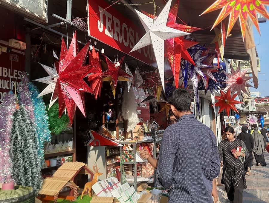 ಫಳ್ನಿರ್ ರಸ್ತೆಯ ಜೆರೊಸಾ ಕಂಪನಿಯಲ್ಲಿ ಮಾರಾಟಕ್ಕಿಟ್ಟಿರುವ ಕ್ರಿಸ್ಮಸ್ ಆಲಂಕಾರಿಕ ಸಾಮಗ್ರಿಗಳು