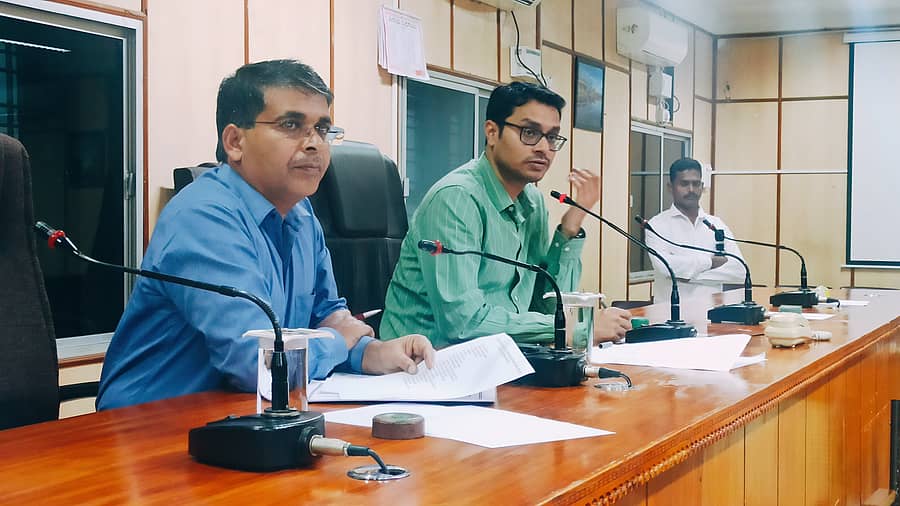 ಜನವರಿ 6ರಿಂದ ಎರಡು ದಿನ ನಡೆಯುವ ರಾಜ್ಯಮಟ್ಟದ ಯುವಜನೋತ್ಸವ ಕಾರ್ಯಕ್ರಮದ ‍‍ಪೂರ್ವಭಾವಿ ಸಭೆಯಲ್ಲಿ ಶುಕ್ರವಾರ ಜಿಲ್ಲಾಧಿಕಾರಿ ಪ್ರಶಾಂತ್‌ ಕುಮಾರ್ ಮಿಶ್ರಾ ಮಾತನಾಡಿದರು. ಹೆಚ್ಚುವರಿ ಜಿಲ್ಲಾಧಿಕಾರಿ ಮಹಮ್ಮದ್‌ ಜುಬೇರ ಇದ್ದಾರೆ. 