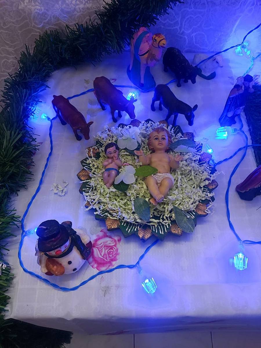 ಹುಬ್ಬಳ್ಳಿಯ ಬಾದಾಮಿನಗರದ ಪೀಟರ್ ಡೊಮ್ನಿಕ್ ಅವರ ಮನೆಯಲ್ಲಿ ನಿರ್ಮಿಸಿದ ಗೋದಲಿ