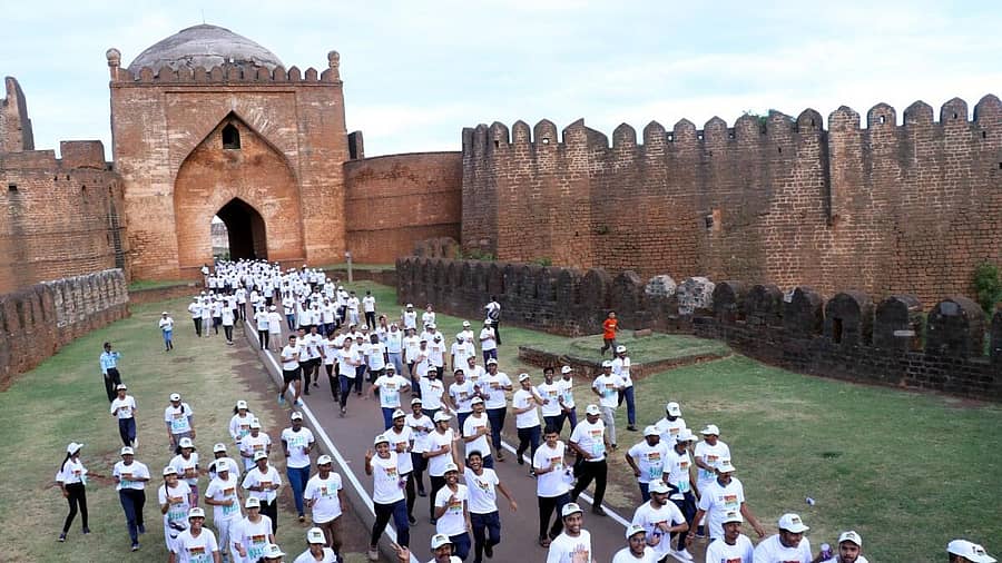 <div class="paragraphs"><p>ರಸ್ತೆ ಸುರಕ್ಷತಾ ನಿಯಮಗಳ ಕುರಿತು ಜನಜಾಗೃತಿ ಮೂಡಿಸಲು ಬೀದರ್ ಜಿಲ್ಲಾ ಪೊಲೀಸ್ ಇಲಾಖೆ ಹಮ್ಮಿಕೊಂಡಿದ್ದ ಮ್ಯಾರಾಥಾನ್ನಲ್ಲಿ ನೂರಾರು ಜನ ಪಾಲ್ಗೊಂಡಿದ್ದರು</p></div>