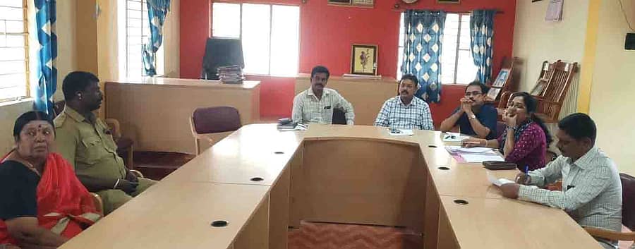 ಹಿರಿಯೂರು ನಗರಸಭೆಯಲ್ಲಿ ಪೌರಾಯುಕ್ತ ಮಹಾಂತೇಶ್ ಅವರು ಶನಿವಾರ ಅಧಿಕಾರಿಗಳ ಸಭೆ ನಡೆಸಿದರು
