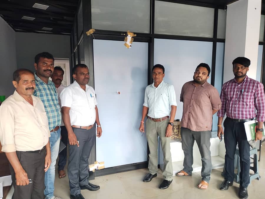 ಕೆ.ಆರ್. ಪೇಟೆಯಲ್ಲಿನ ಹೊಸಹೊಳಲು ರಸ್ತೆಯಲ್ಲಿರುವ ನಾವಿ ಸ್ಕ್ಯಾನಿಂಗ್ ಕೇಂದ್ರಕ್ಕೆ ಮಂಗಳವಾರ ಭೇಟಿ ನೀಡಿದ ಉಪ ವಿಭಾಗಾಧಿಕಾರಿ ನಂದೀಶ್ ಹಾಗೂ ಜಿಲ್ಲಾ‌ ಕುಟುಂಬ ಕಲ್ಯಾಣ ಅಧಿಕಾರಿ ಡಾ. ಅಜಿತ್ ನೇತೃತ್ವದ ತಂಡವು ಪರಿಶೀಲನೆ ನಡೆಸಿ ಬೀಗ ಹಾಕಿತು