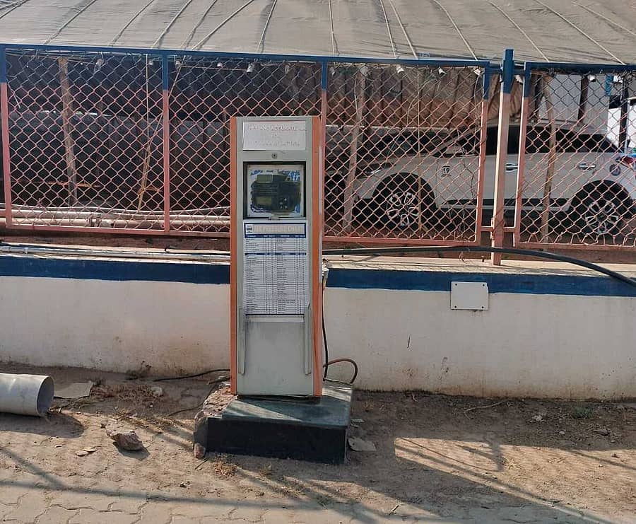 ದೇವದುರ್ಗದ ಪ್ರಭು ಪೆಟ್ರೋಲ್ ಬಂಕ್‌ನಲ್ಲಿರುವ ಏರ್‌ ಮಷಿನ್‌ ನಾಲ್ಕು ವರ್ಷದಿಂದ ನಿರುಪಯುಕ್ತವಾಗಿದೆ